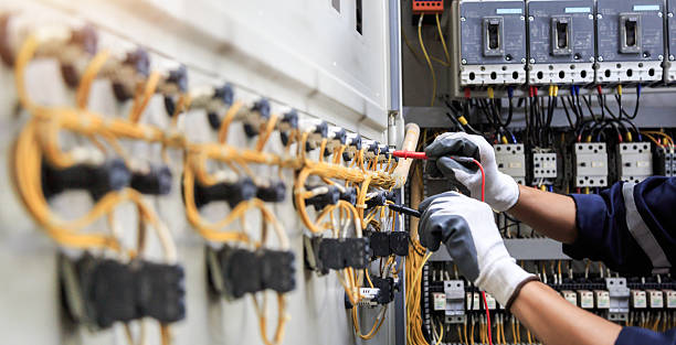 Professional Electrician technician working in Riverside, MO